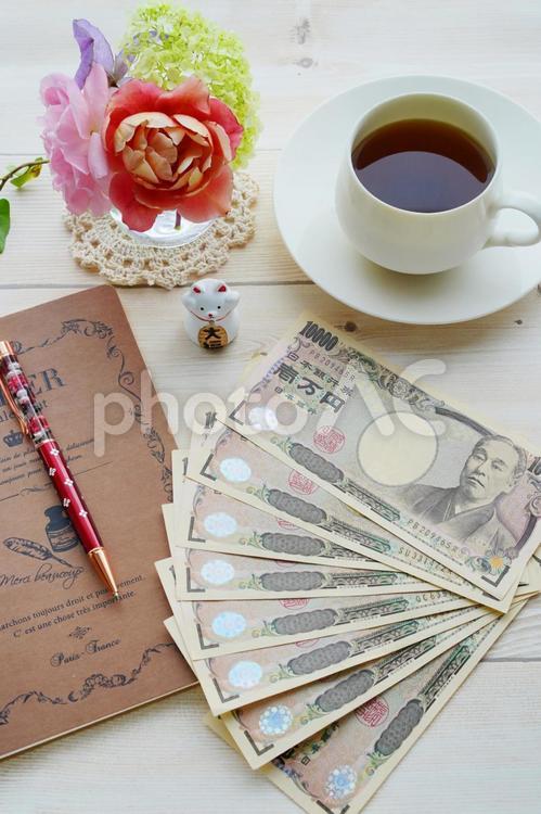 家計簿　マネープラン　貯金　老後資金　医療費　 家計簿,生活費,教育費の写真素材