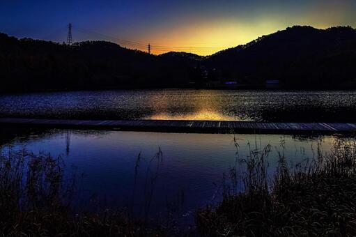 夜明け前、静寂の湖畔 湖,夜景,風景の写真素材