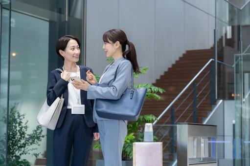 オフィスに通勤をするビジネスウーマン 通勤,ビジネスウーマン,女性の写真素材