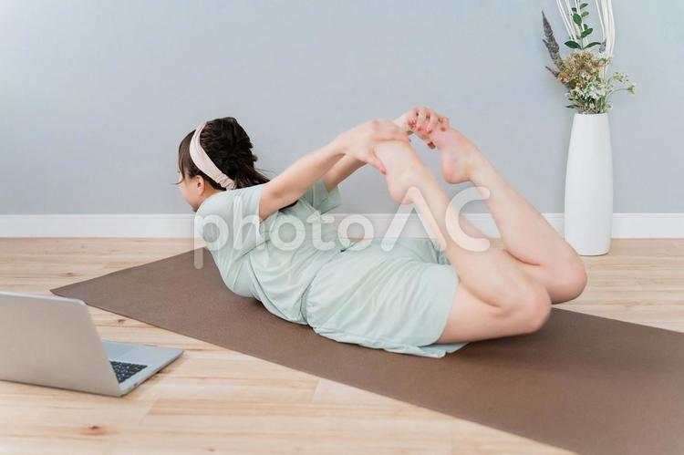 エビ反りで背筋のトレーニングをする女性 エビ反り,背筋,ストレッチの写真素材