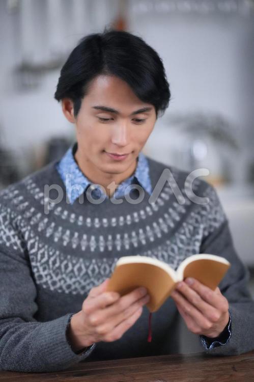 文庫本を読んでいる男性 男性,彼氏,日本人の写真素材