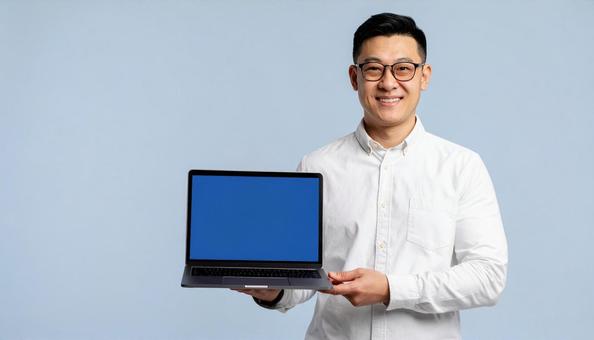 ノートパソコンを持つビジネスマン ノートパソコンを持つビジネスマンの写真