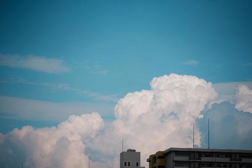 マンションの向こうの青空 マンションの向こうの青空の写真