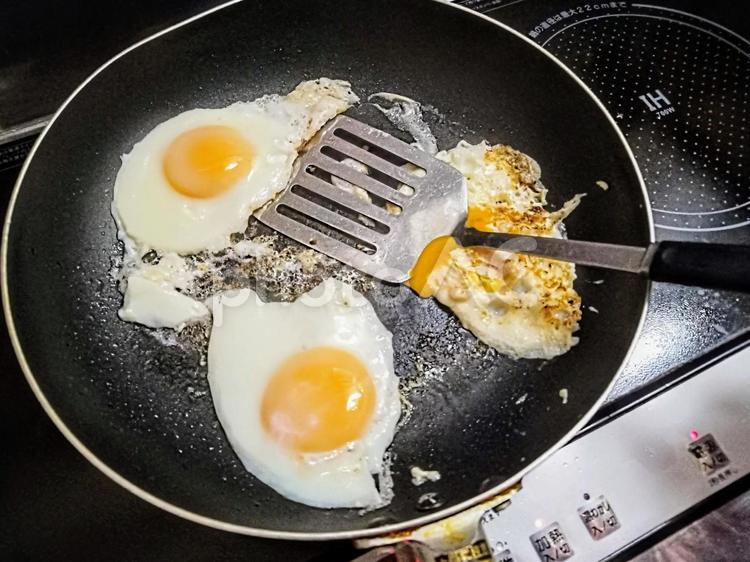 フライパンで目玉焼きを作る　IH 目玉焼き,玉子,卵の写真素材