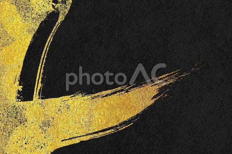 黒の和紙に金色の模様がある和風背景素材 和紙,背景,金箔の写真素材