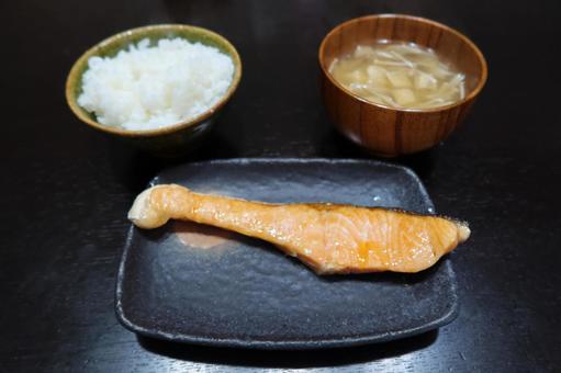 焼き鮭の朝ごはん 朝ごはん,米,みそ汁の写真素材