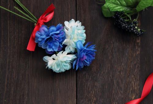 青と白の花束と赤いリボン 青と白の花束と赤いリボン 花束,リボン,造花の写真素材