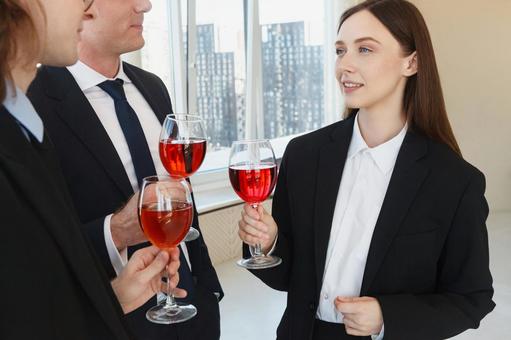 ワイングラスを持ち話す女性たち 女性,外国人,ビジネスの写真素材