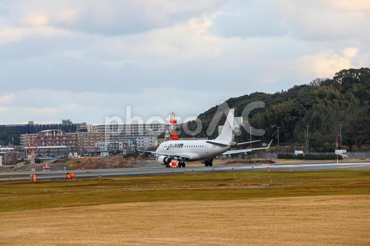 空と調和する福岡空港 飛行機,空港,航空機の写真素材