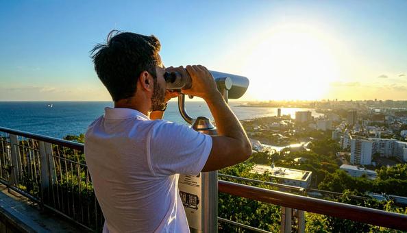 双眼鏡で海の先を見ている日本人男性 双眼鏡で海の先を見ている日本人男性の写真