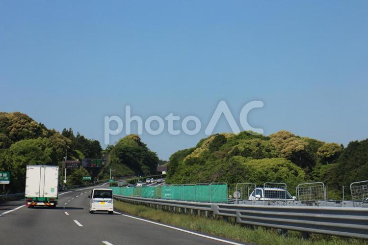 春の新緑の美しい山と東名高速道路 道路,車,乗用車の写真素材