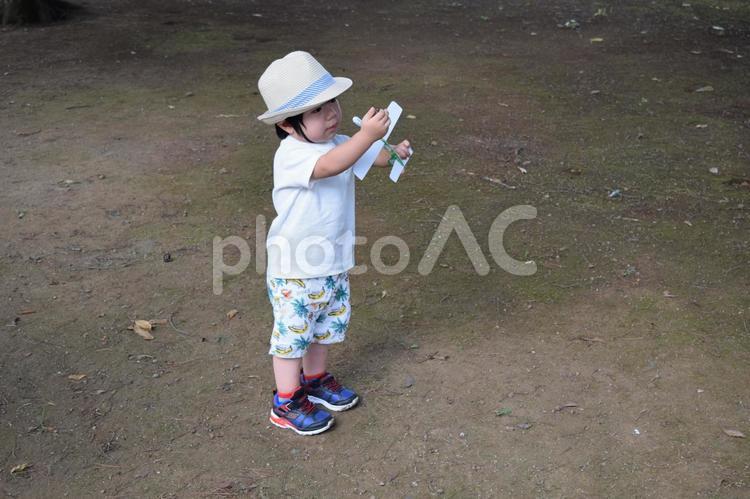 おもちゃの飛行機で遊ぶ幼児　2歳3か月 幼児,子供,男児の写真素材