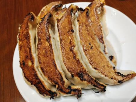モチモチの大きい焼き餃子 1 モチモチの大きい焼き餃子 1 焼き,餃子,大きいの写真素材