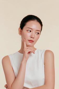 思案する、自然体の魅力的な女性の写真