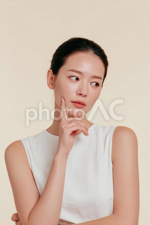 思案する、自然体の魅力的な女性 女性,アジア人,美しいの写真素材