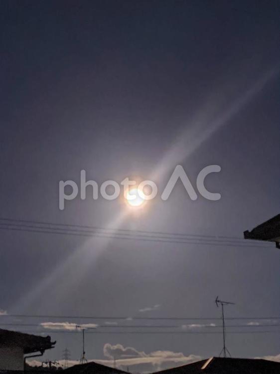 中秋の名月からのビームがすごい！ 空,夕日,夕暮れの写真素材