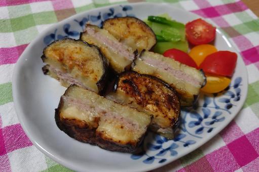 茄子でひき肉を挟み焼きしたもの 茄子でひき肉を挟み焼きしたもの ナス,なす,茄子の写真素材