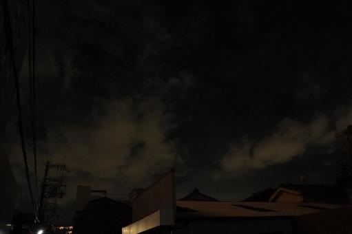 夜空に流れる雲 夜空に流れる雲 街灯,空模様,流れるの写真素材