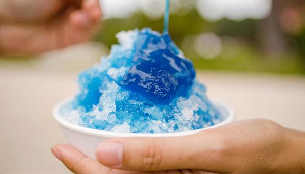 青いシロップをかけたかき氷 青いシロップをかけたかき氷の写真