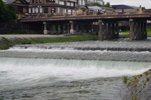増水した京都鴨川の風景 増水した京都鴨川の風景 川,流れ,風景の写真素材
