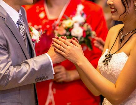 結婚式で祝福される新郎新婦 結婚式で祝福される新郎新婦の写真