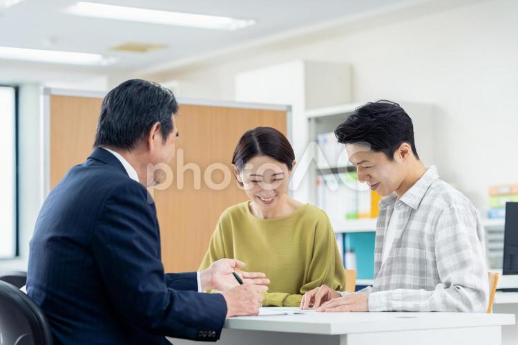 相談するミドルの夫婦 営業,相談,カウンセリングの写真素材