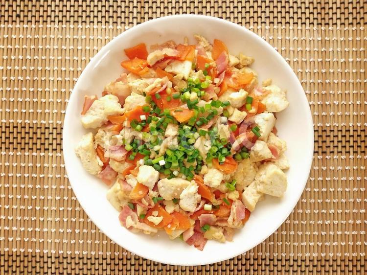 ベーコンと人参の入り豆腐　上から見た画 ベーコン,人参,入り豆腐の写真素材