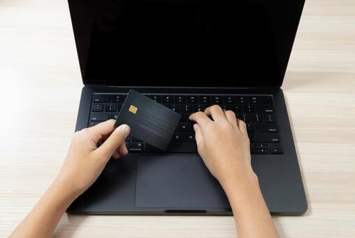 ノートパソコンとクレジットカード オンライン決済,クレジットカード,ノートパソコンの写真素材