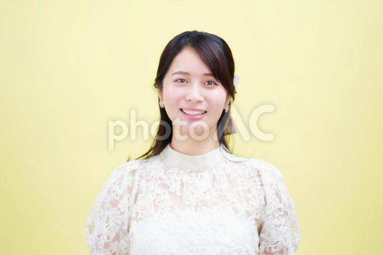 カメラ目線で微笑む女性 女性,笑顔,微笑むの写真素材