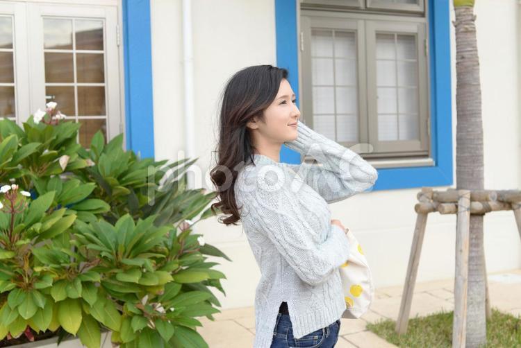 女性　町並み　散策 散歩,買い物,ショッピングの写真素材