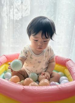 ボールプールで遊ぶ赤ちゃん ボールプールで遊ぶ赤ちゃん ボール,幼児,男児の写真素材