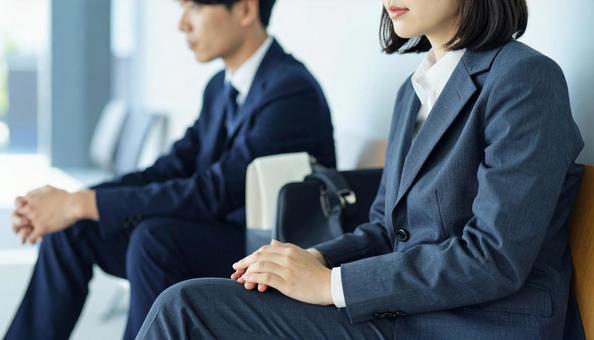 面接の順番を待つ男女の写真