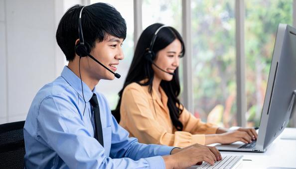 ヘッドセットをつけて通信教育・英会話教室 ヘッドセットをつけて通信教育・英会話教室の写真