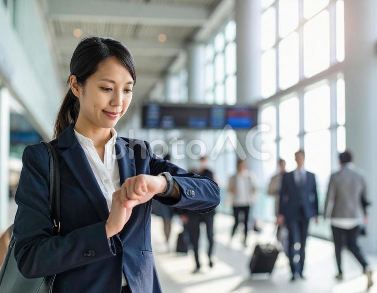 駅で腕時計を見るビジネスウーマン 女性,ビジネス,ビジネスウーマンの写真素材