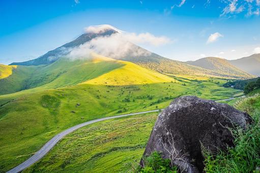 大分県　由布シルキーロードと由布岳の絶景 由布シルキーロード,由布岳,湯布院の写真素材