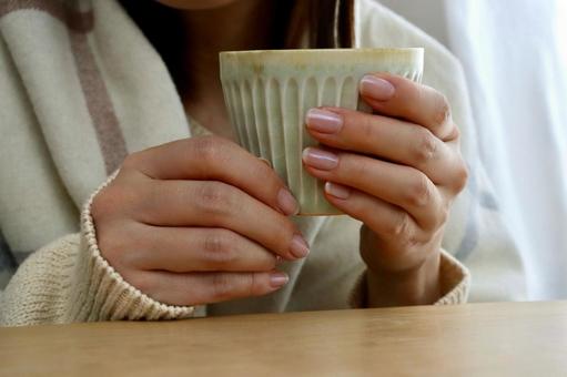 湯呑みを持つ女性 飲む,女性,コーヒーの写真素材