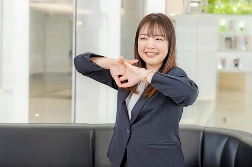 伸びするビジネスウーマン 伸びするビジネスウーマンの写真