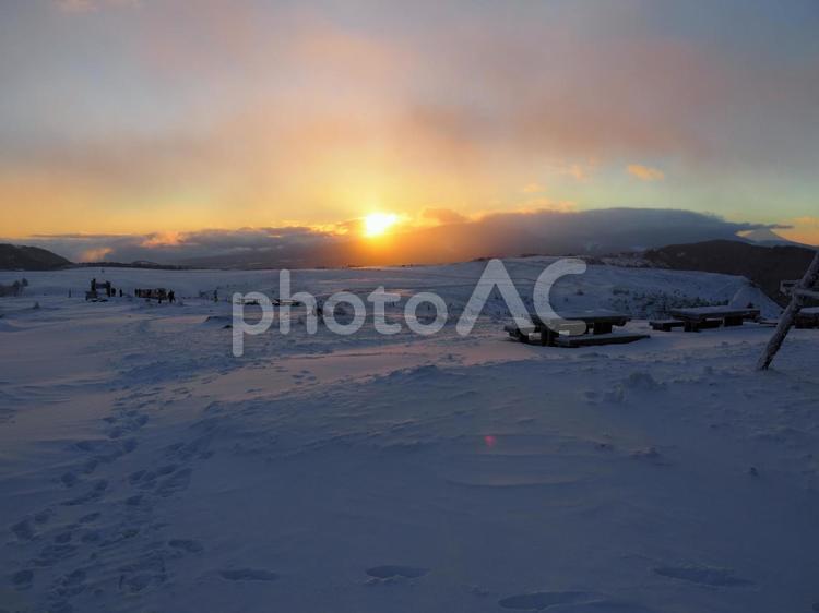 日差し差し込む雪山 銀世界,冬,冬山の写真素材