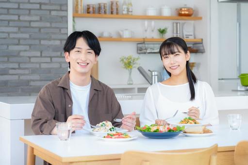 ダイニングで食事をする若い夫婦 ダイニングで食事をする若い夫婦 食事,夫婦,料理の写真素材