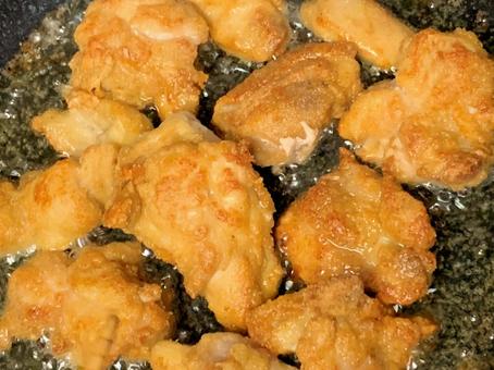 鶏の唐揚げの調理 鶏の唐揚げの調理 鳥の唐揚げ,唐揚げ,おかずの写真素材