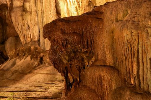 神秘的な雰囲気に包まれた石灰岩洞窟 石灰岩,洞窟,美しいの写真素材