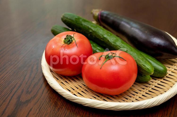 ザルに盛られた新鮮な夏野菜 野菜,ザル,トマトの写真素材