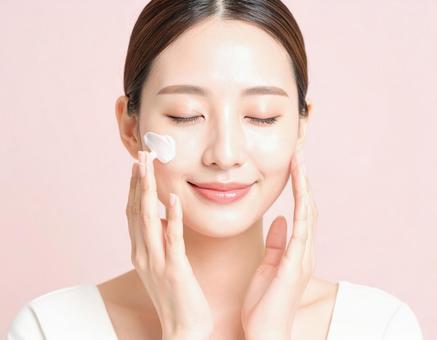 フェイスケアをする女性の写真