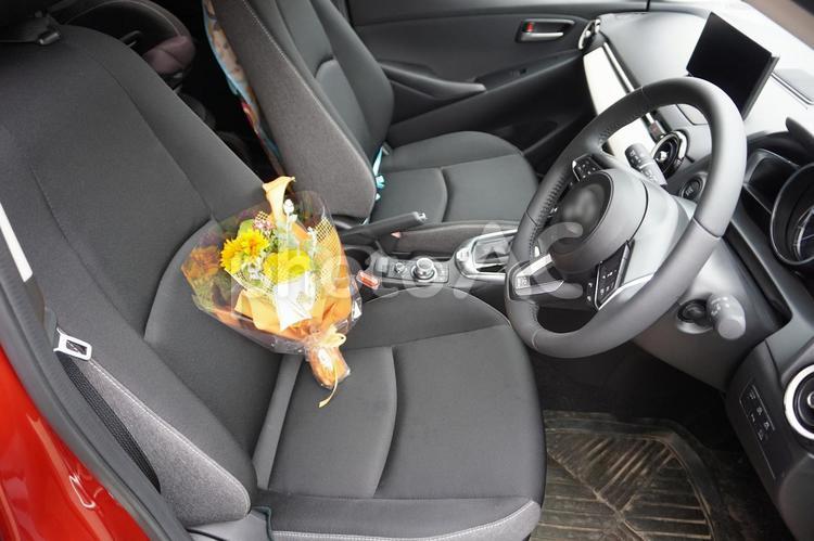 新車と花束（車内）10 新車,自動車,納車の写真素材