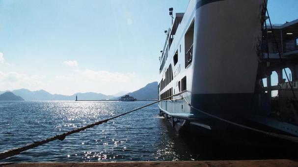 キッラキラ瀬戸内海、広島港フェリー旅 コピースペース,広島,瀬戸内海の写真素材