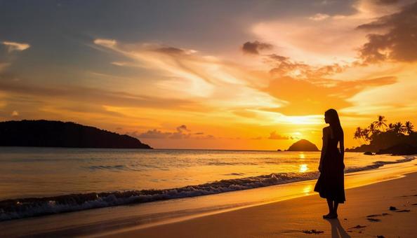 夕暮れのビーチと夕陽・黄昏時に歩く女性 夕暮れのビーチと夕陽・黄昏時に歩く女性の写真