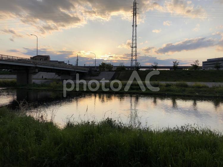 京都　鴨川の春の夕暮れ 川,京都,夕暮れの写真素材