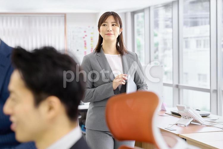 ビジネスウーマン　会社　歩く ビジネスウーマン,歩く,オフィスの写真素材