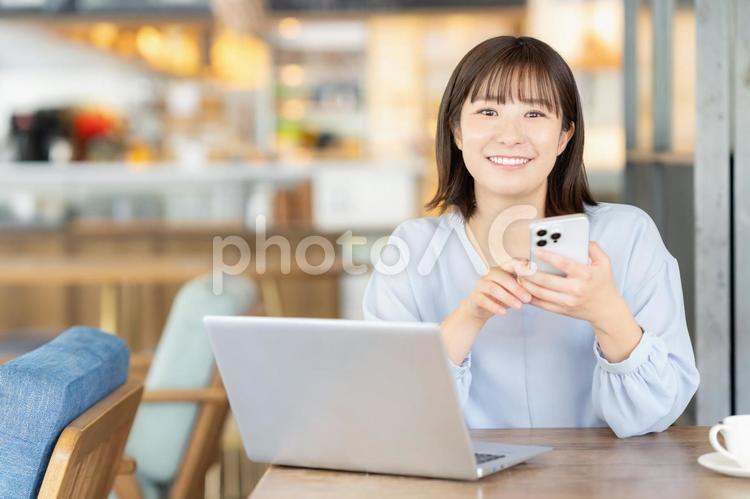 カフェでくつろぐビジネスウーマン カフェ,女性,ビジネスウーマンの写真素材