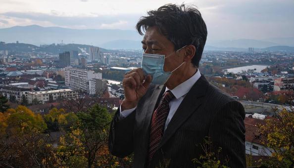 マスクをして咳をするビジネスマン マスクをして咳をするビジネスマンの写真
